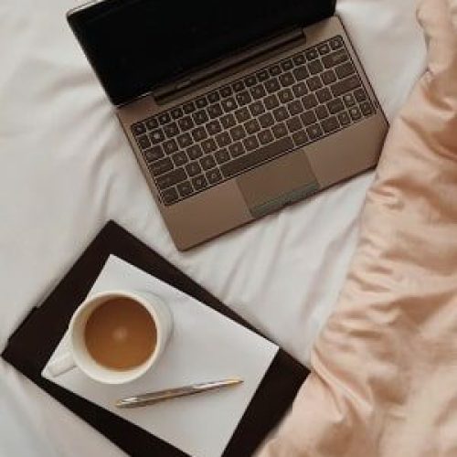 Pantsing vs. Plotting: A Quick Breakdown For Aspiring Writers